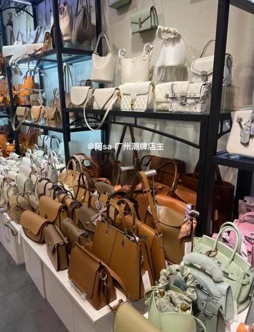 箱包批发信息,全国最大箱包市场之一广州地铁上少量乘坐批发