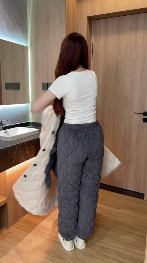 冬天也要拒绝臃肿,一件睡袍式大衣让你温暖又有好身材!