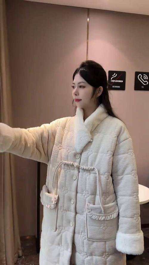 冬天也要拒绝臃肿,一件睡袍式大衣让你温暖又有好身材!