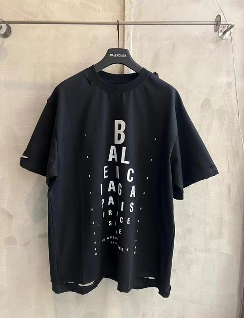 印满BALENCIAGA,但你穿的竟然不是巴黎世家?
