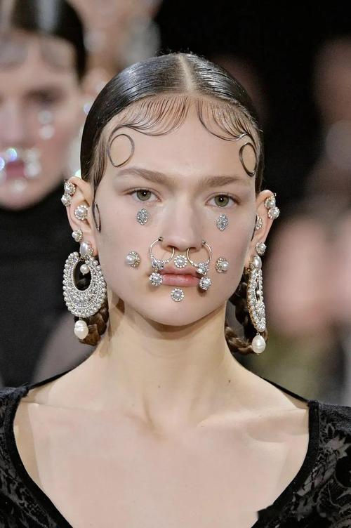 连化妆都漫不经心的法国女人,凭什么能当上彩妆总监?