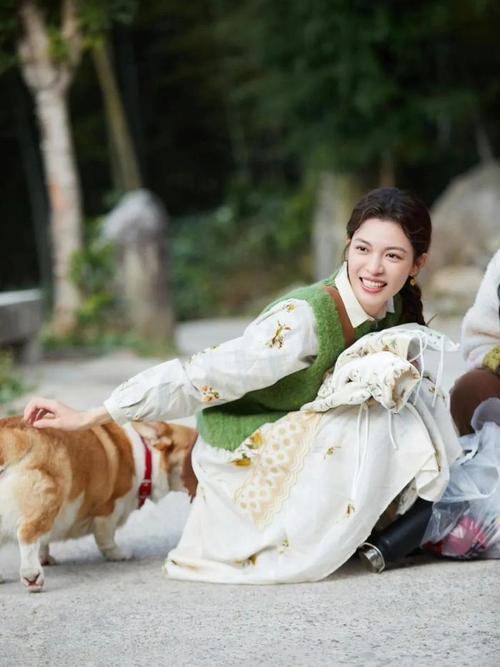 热巴都爱的 “奶奶牌” 毛背心,究竟有何魅力?