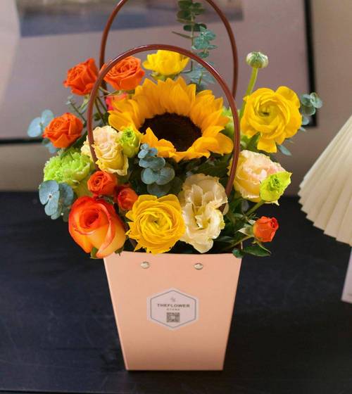 多一点节日气氛,自由花卉组合插花DIY