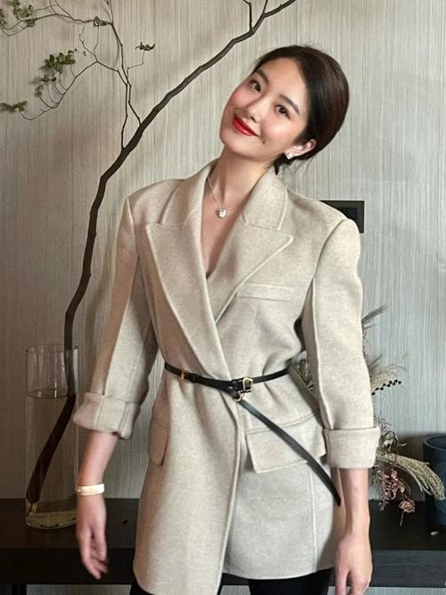 又“港”又“法”的杨采钰,为什么成了模仿首选?