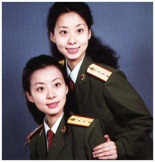 薇薇姐妹拍照怎么能脸那么小?女明星的小脸心机我Get了!