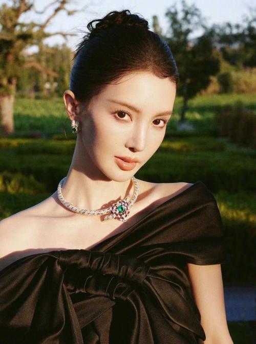 金晨胆子很大啊!一身芭比粉还不吃藕?