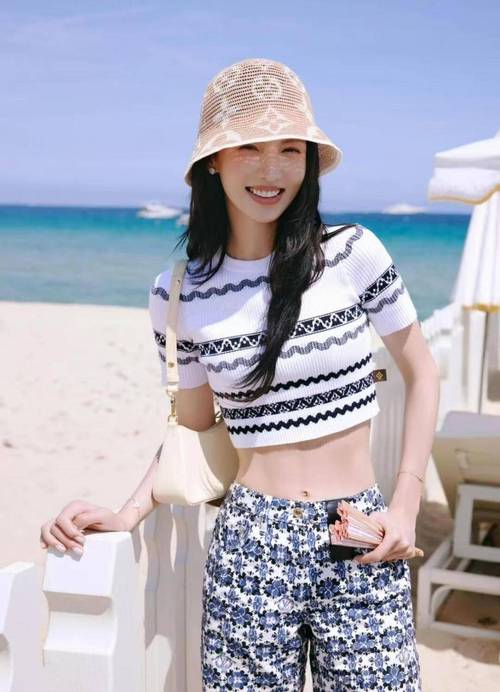 金晨胆子很大啊!一身芭比粉还不吃藕?