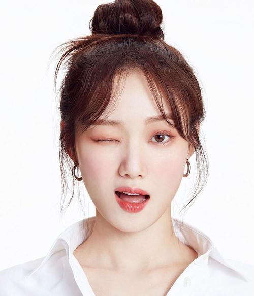 李圣经你用了啥?粉唇娇嫩俏娇娃,想带你舞池蹦恰恰!