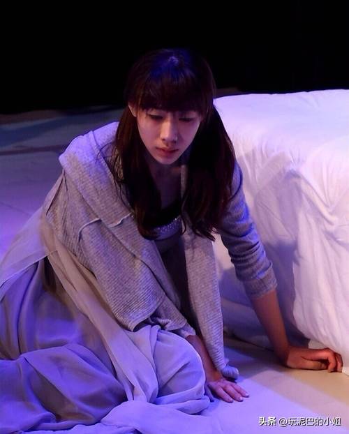 任素汐 不坐在沙发上