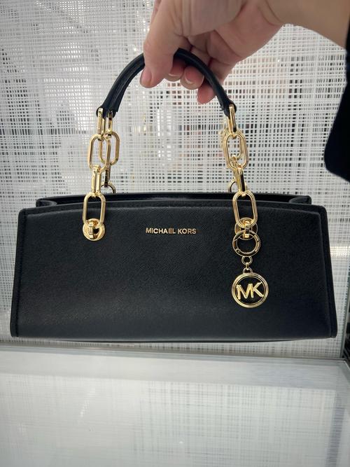 什么牌子女背包质量好,我个人推荐mk包包和名牌女式钱包