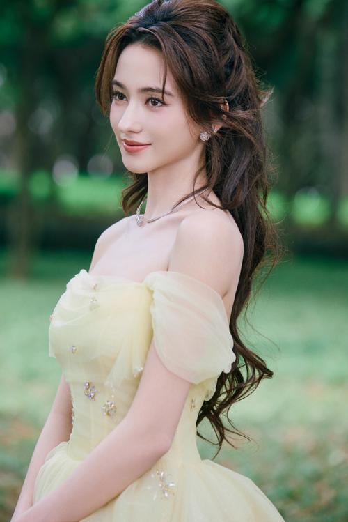 被称作“雨林精灵”的00后小花李宛妲,真的很宝藏!