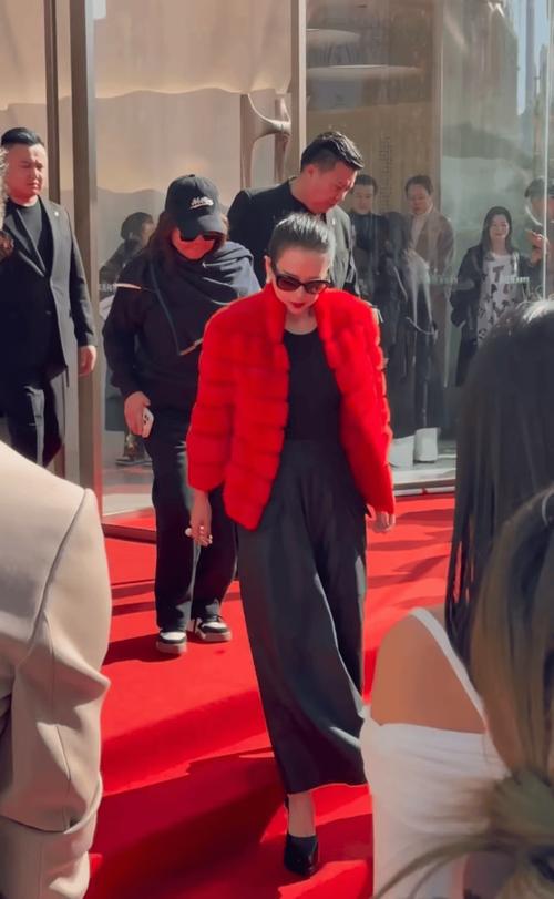 听说这一届年轻人只穿“假皮草”?连英国女王都跟了风!