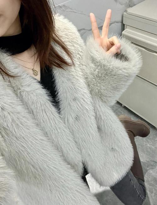 听说这一届年轻人只穿“假皮草”?连英国女王都跟了风!