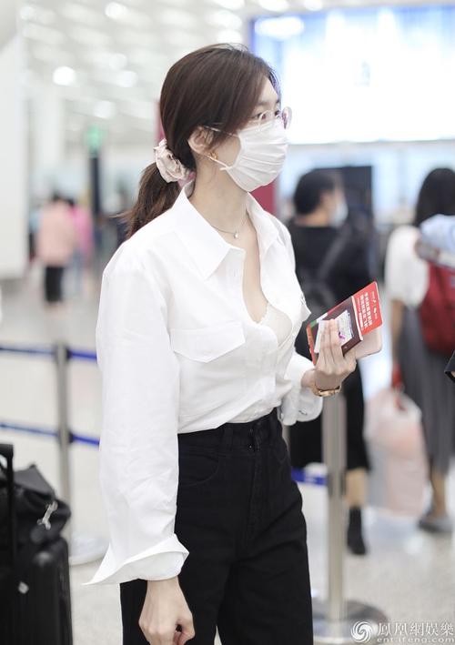 露出衬衫领子的你,看着就不一般