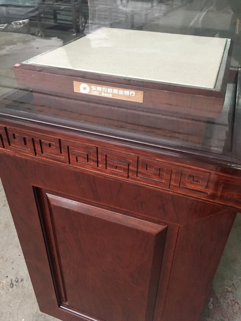 木制展柜图片,木制货架延长使用年限