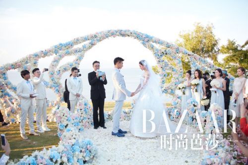 隆诗婚礼现场 新人幸福携手