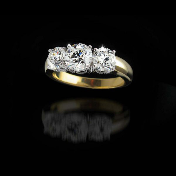 Diamondland 为你挑选完美订婚钻戒